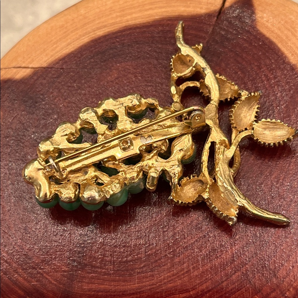 Green stone Grapes Cluster Brooch - Picture 5 of 8